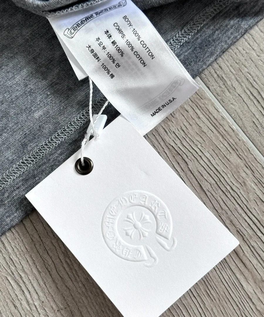Бирка светло-серой футболки Chrome Hearts