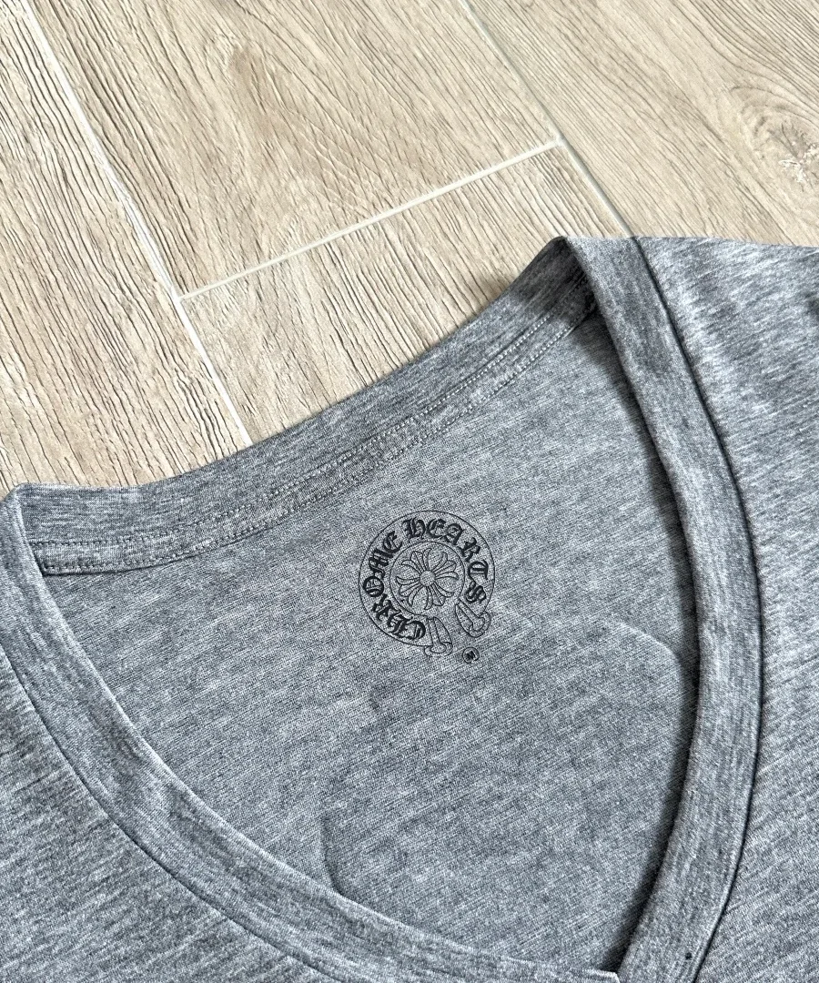 Внутренний принт на горловине светло-серой футболки Chrome Hearts