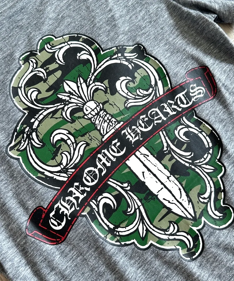 Принт на спине светло-серой футболки Chrome Hearts