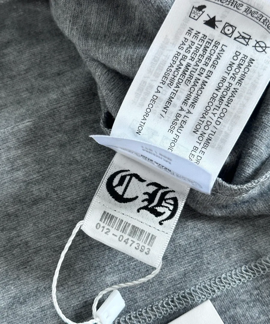 Бирка с составом светло-серой футболки Chrome Hearts