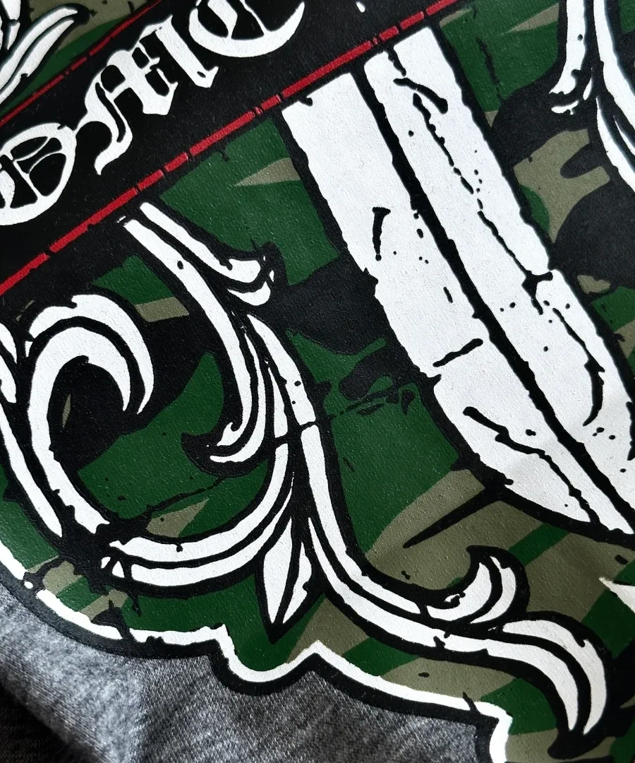 Деталь принта с логотипом Chrome Hearts