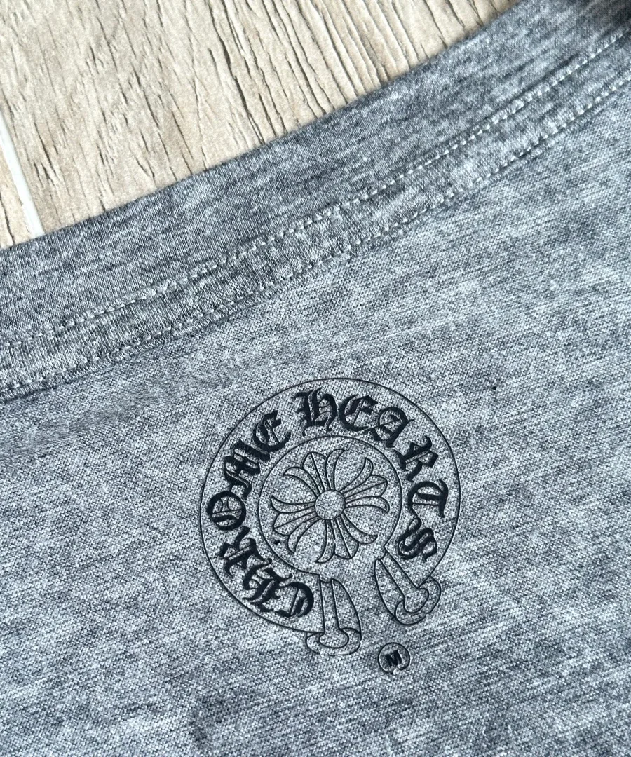 Внутренний принт на горловине светло-серой футболки Chrome Hearts