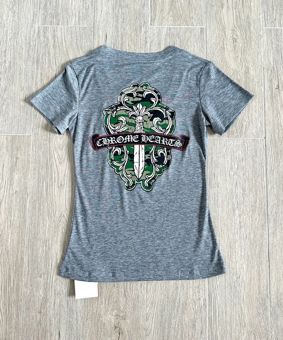 Светло-серая женская футболка Chrome Hearts с V-образным вырезом, вид сзади