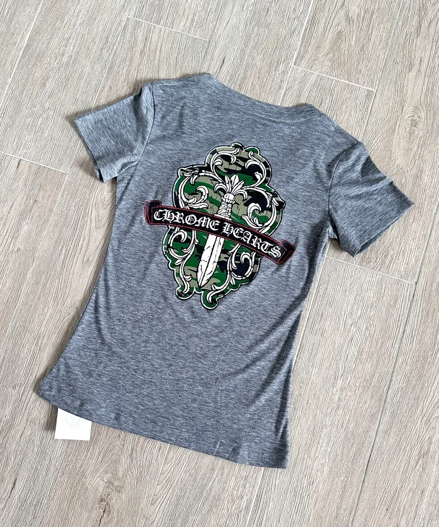 Светло-серая женская футболка Chrome Hearts с V-образным вырезом сзади под углом