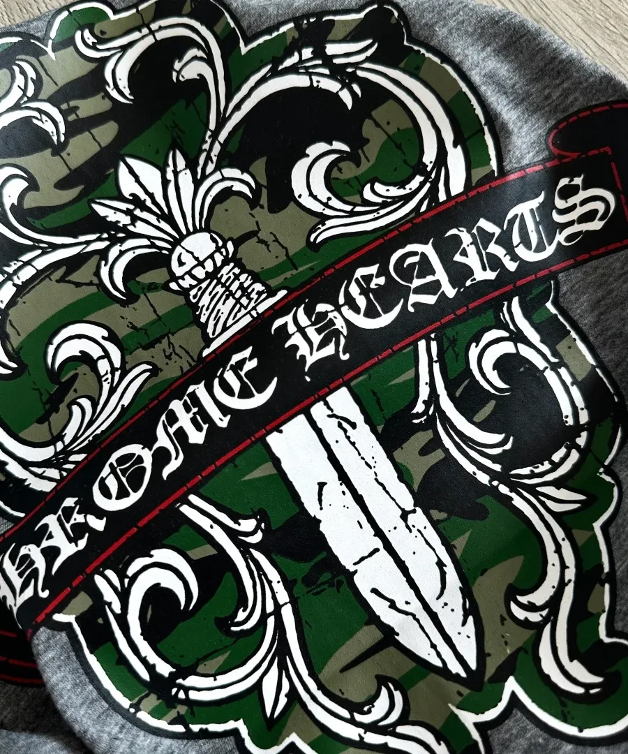 Деталь принта на светло-серой футболке Chrome Hearts