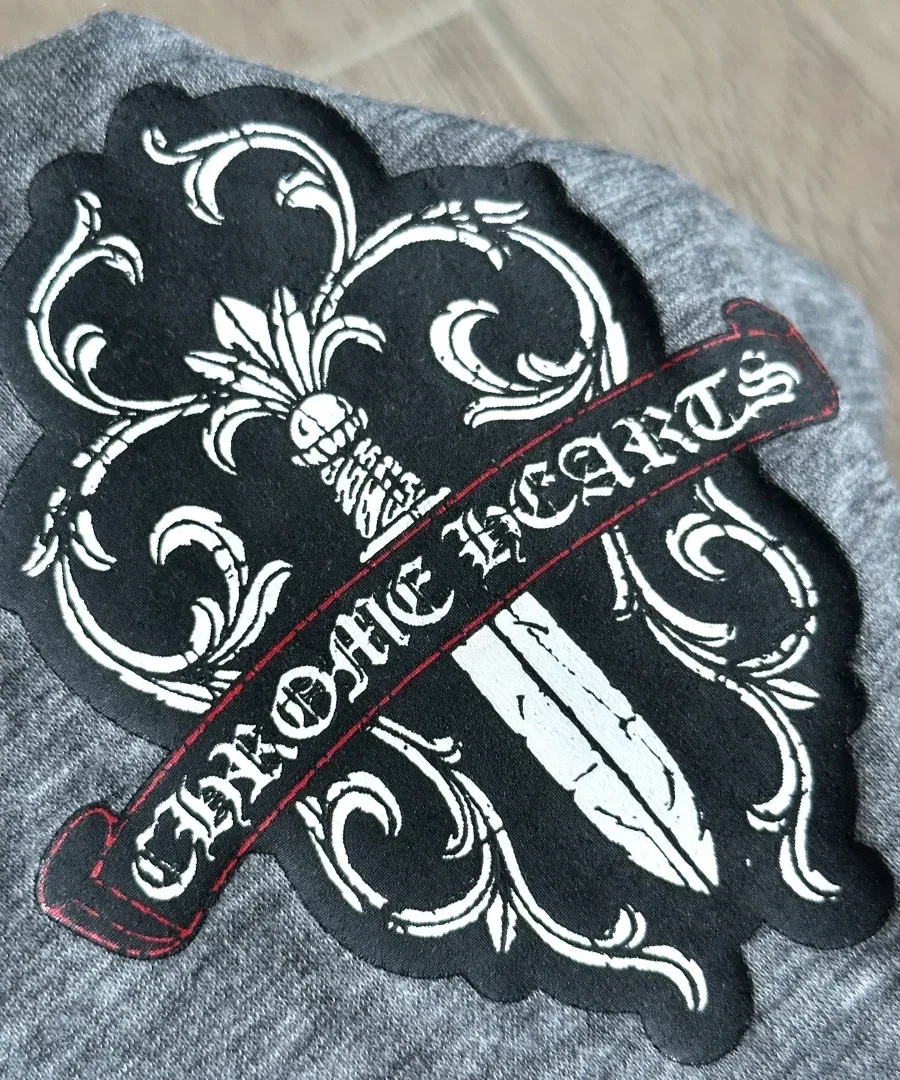 Деталь принта на груди светло-серой футболки Chrome Hearts