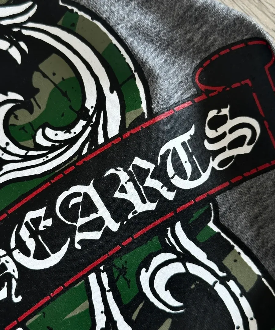 Деталь камуфляжного принта на светло-серой футболке Chrome Hearts
