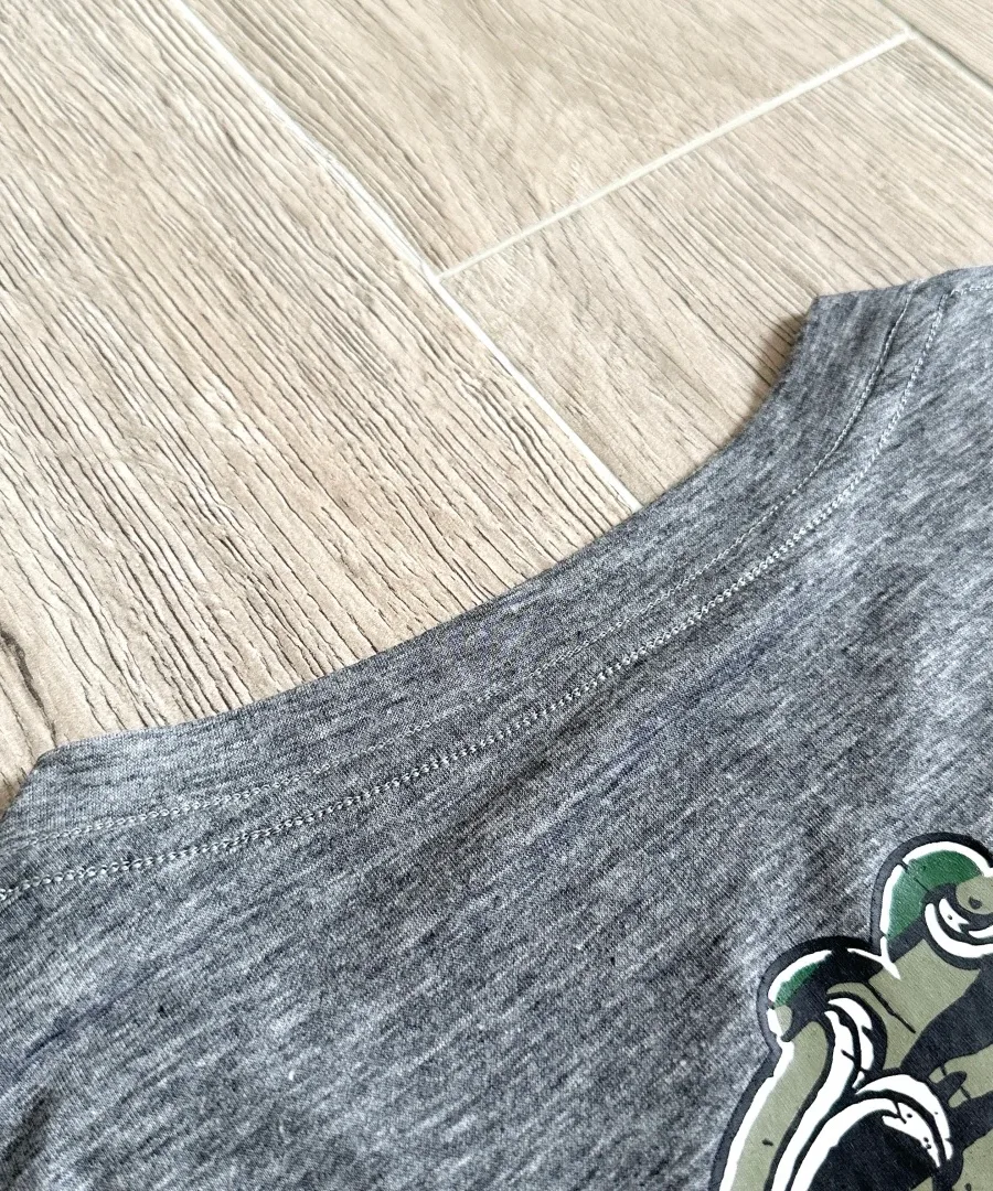 Деталь горловины светло-серой футболки Chrome Hearts