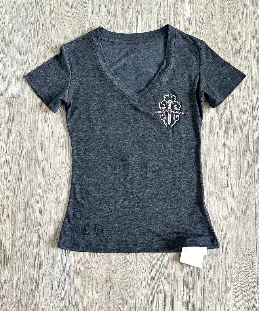 Темно-серая женская футболка Chrome Hearts с V-образным вырезом, вид спереди