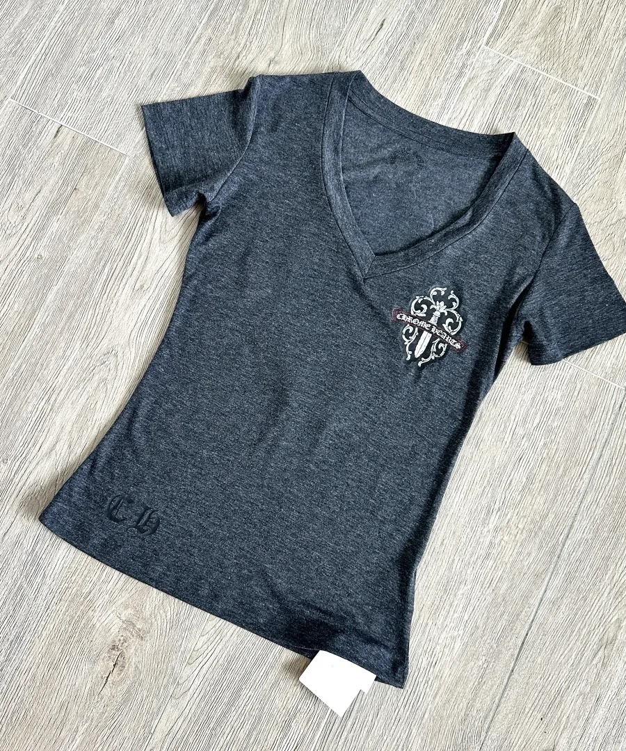 Темно-серая женская футболка Chrome Hearts с V-образным вырезом под углом