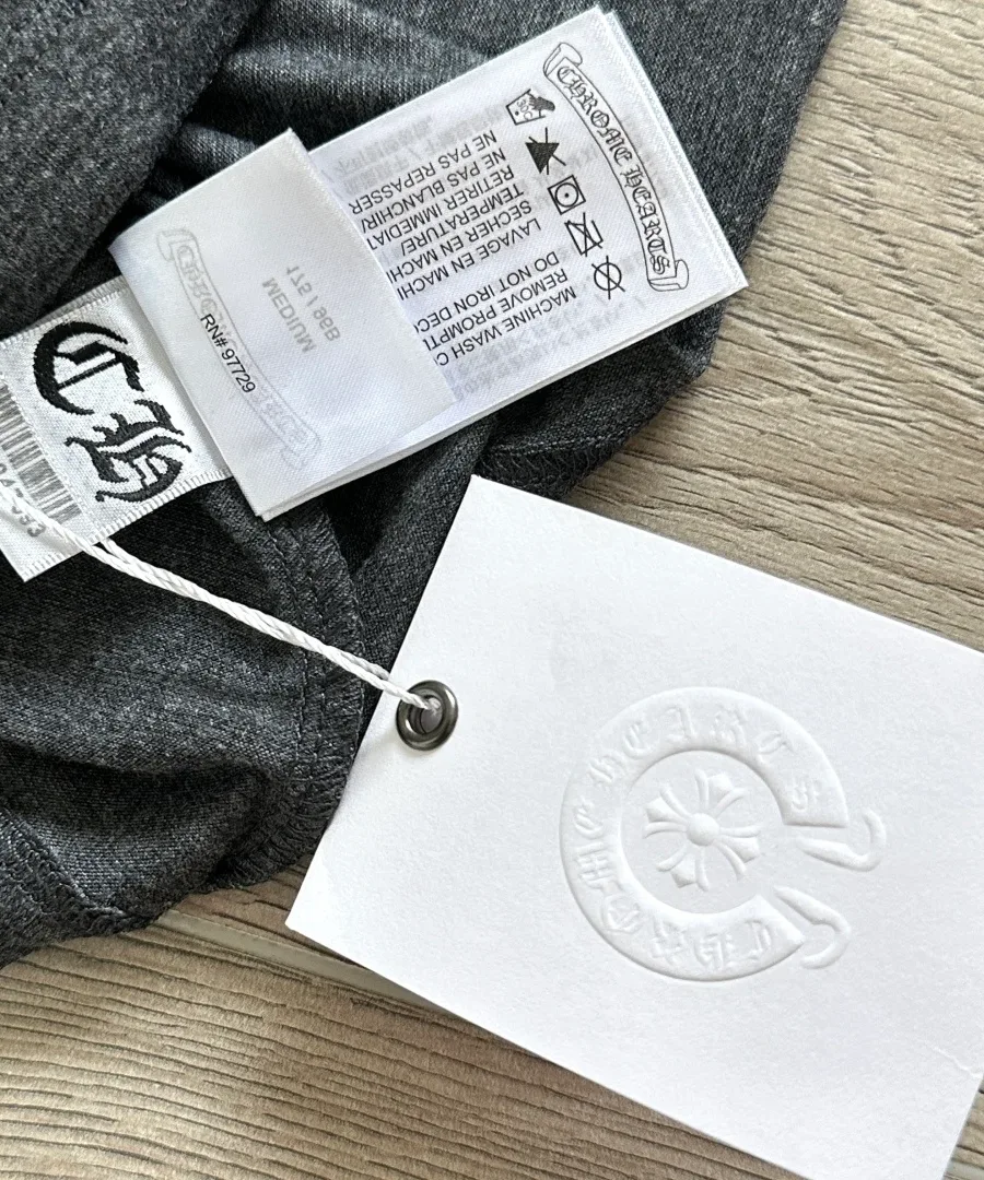 Бирка темно-серой футболки Chrome Hearts