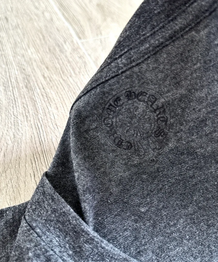 Деталь рукава темно-серой футболки Chrome Hearts