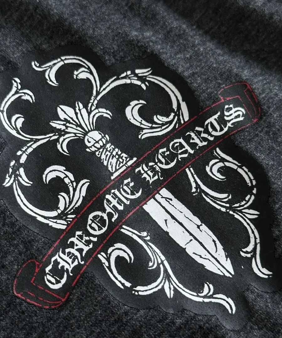 Деталь принта на груди темно-серой футболки Chrome Hearts