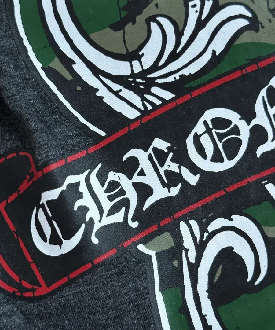 Деталь принта с логотипом на темно-серой футболке Chrome Hearts