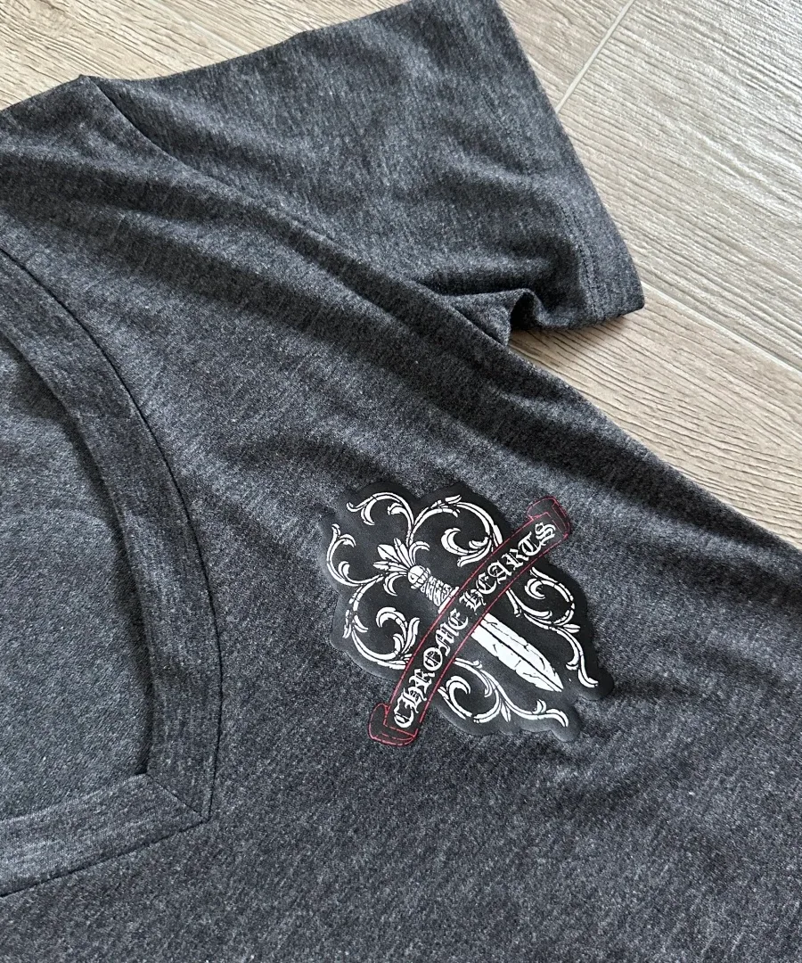 V-образный вырез и принт на груди темно-серой футболки Chrome Hearts
