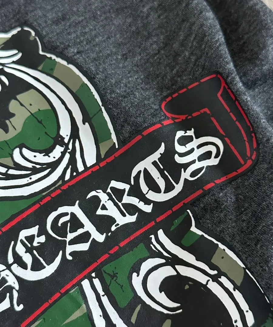 Деталь камуфляжного принта на темно-серой футболке Chrome Hearts