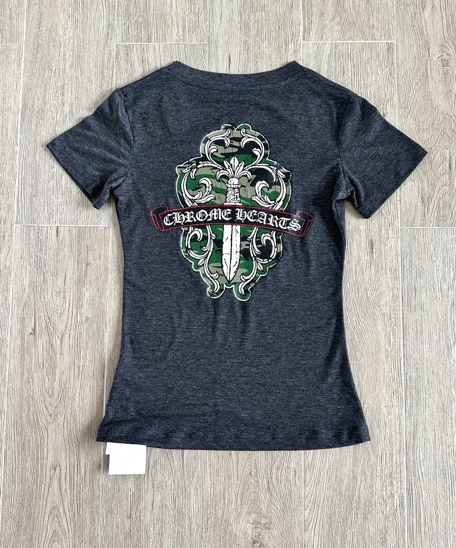 Темно-серая женская футболка Chrome Hearts с V-образным вырезом, вид сзади