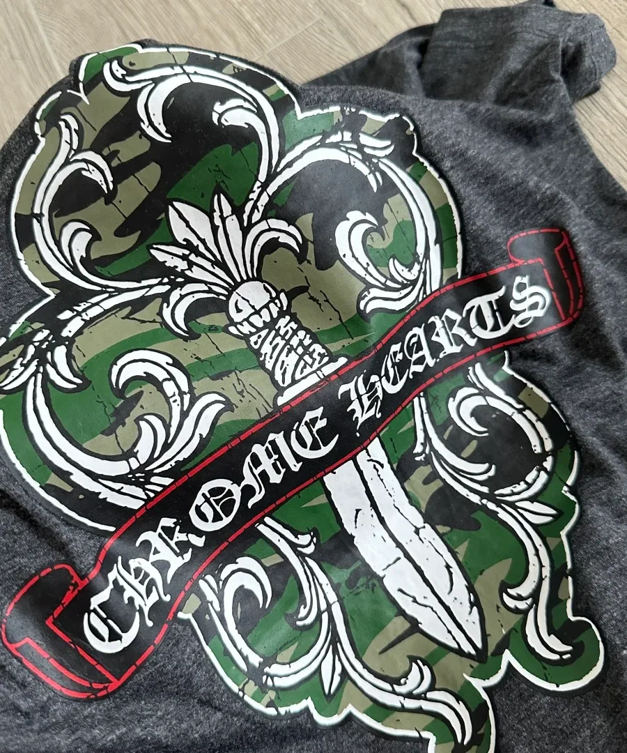 Принт на спине темно-серой футболки Chrome Hearts