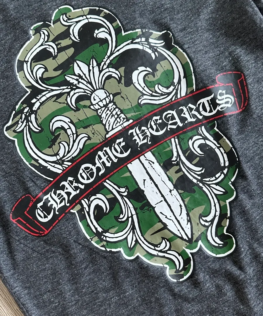 Принт на спине темно-серой футболки Chrome Hearts