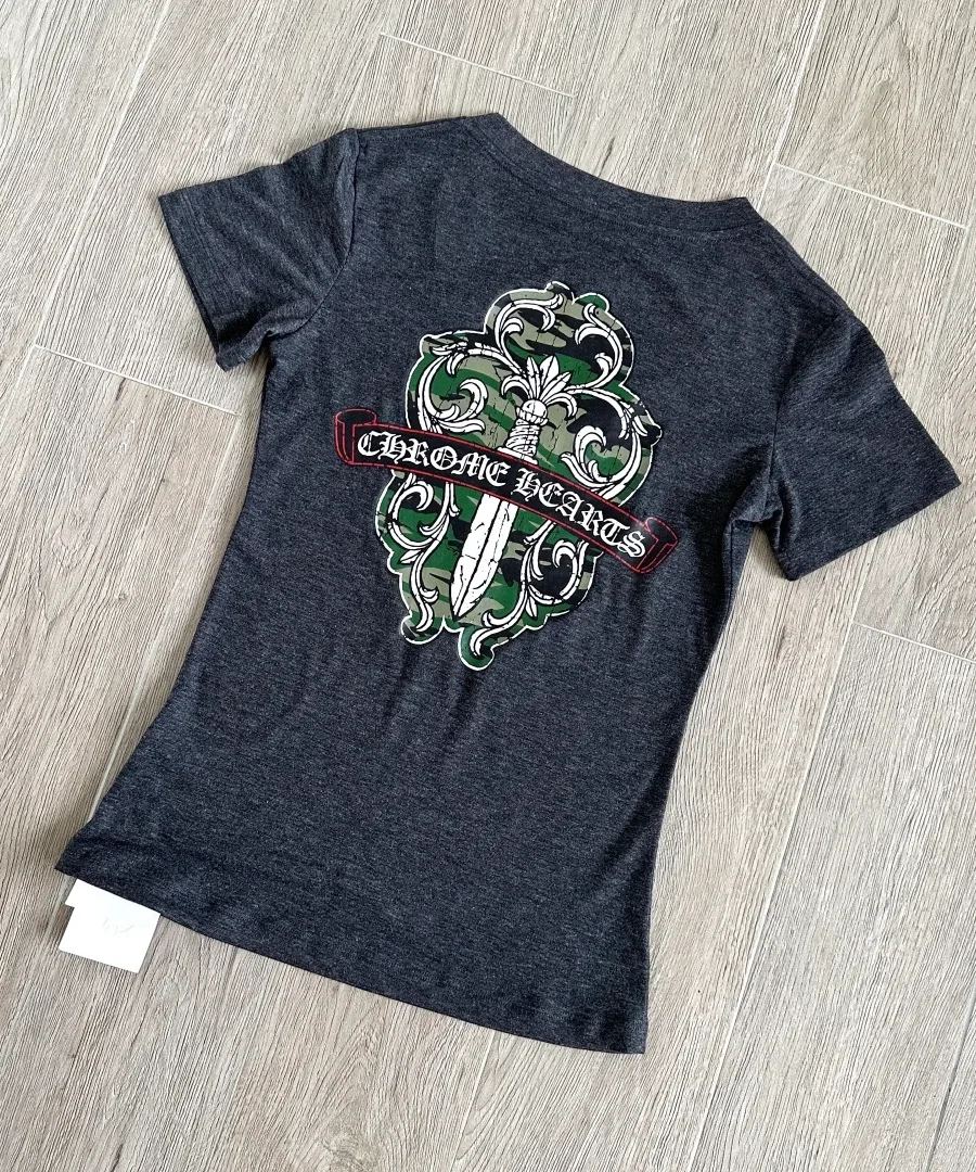 Темно-серая женская футболка Chrome Hearts с V-образным вырезом сзади под углом