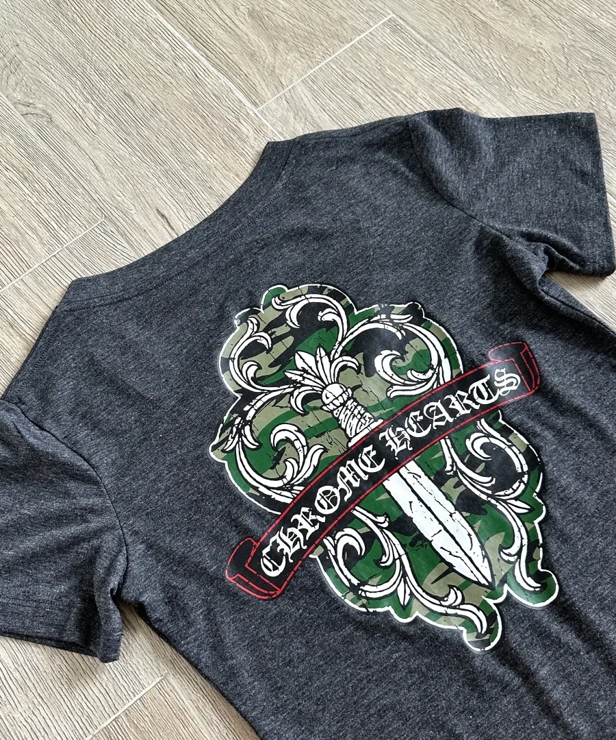 Темно-серая женская футболка Chrome Hearts с V-образным вырезом, вид сзади на плоскости