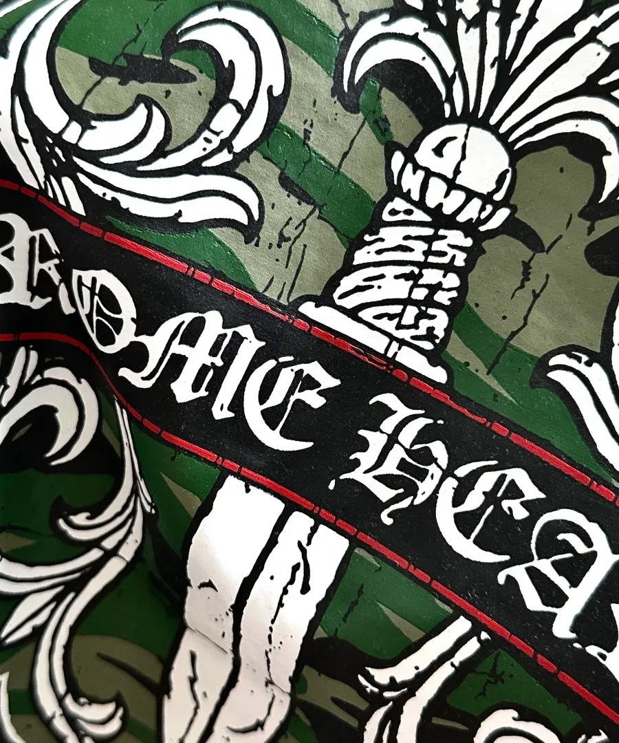 Деталь принта на темно-серой футболке Chrome Hearts