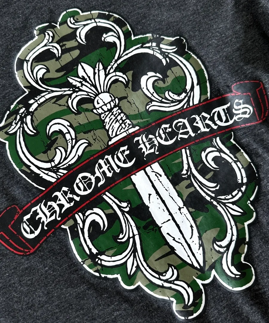 Деталь принта с мечом на темно-серой футболке Chrome Hearts