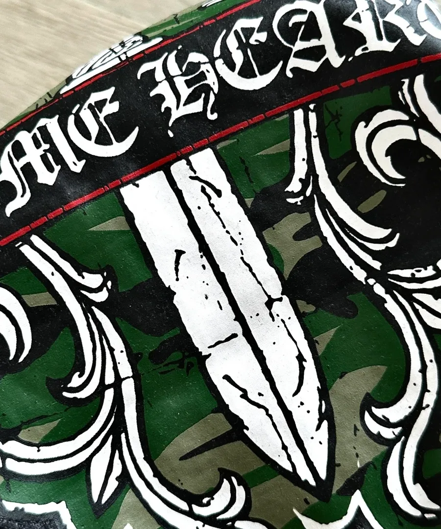 Деталь камуфляжного принта на темно-серой футболке Chrome Hearts