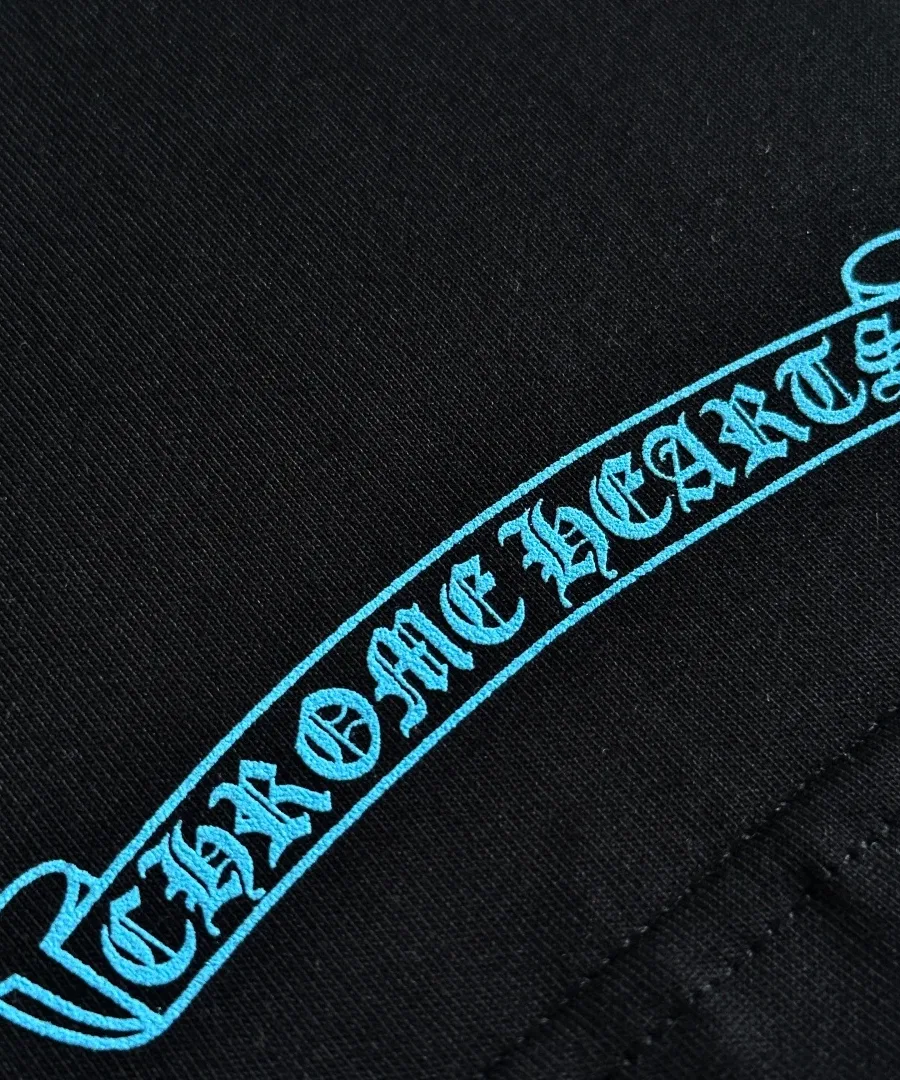 Принт Chrome Hearts на нижней части спины черной футболки