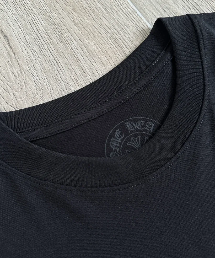 Воротник черной футболки Chrome Hearts
