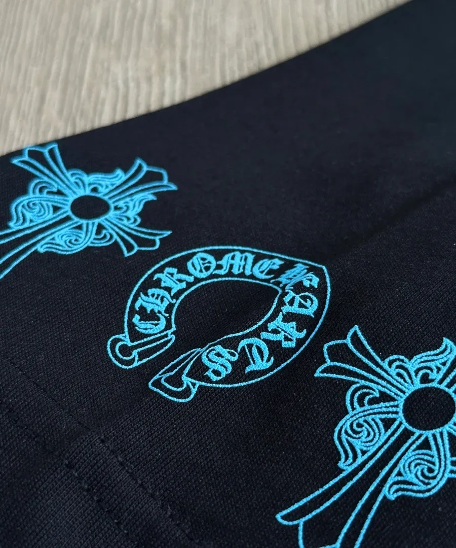 Деталь принта на рукаве черной футболки Chrome Hearts