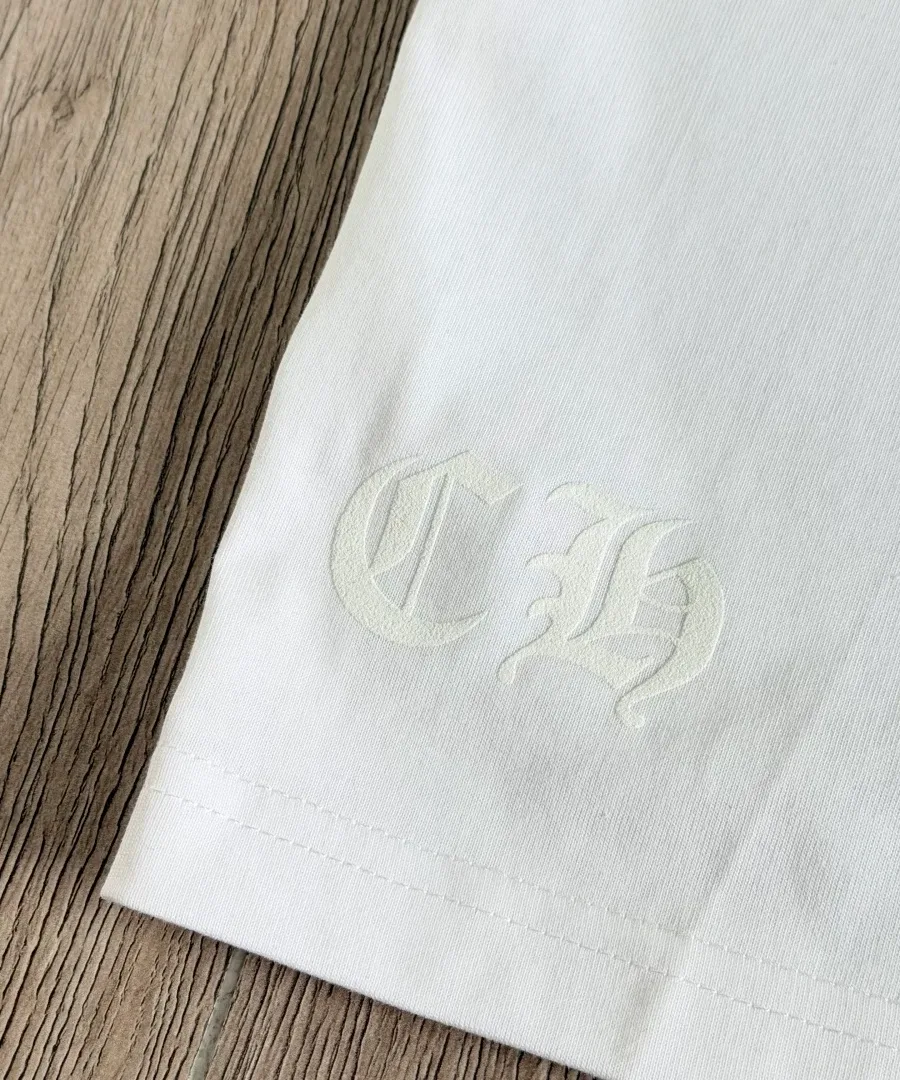 Тисненый логотип CH на нижней части белой футболки Chrome Hearts