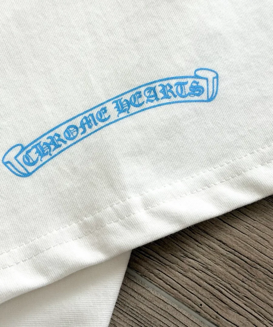 Принт с логотипом Chrome Hearts у нижнего края футболки