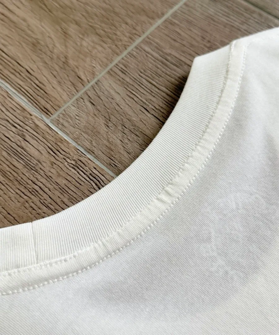 Крупный план горловины футболки Chrome Hearts