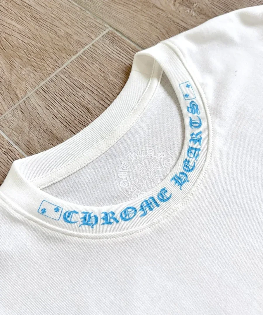 Крупный план воротника с готическим принтом Chrome Hearts