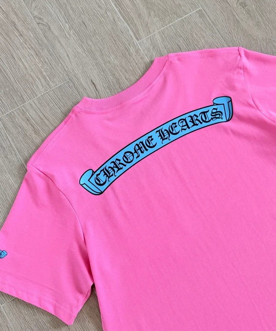 Вид сзади розовой футболки Chrome Hearts с принтом на спине