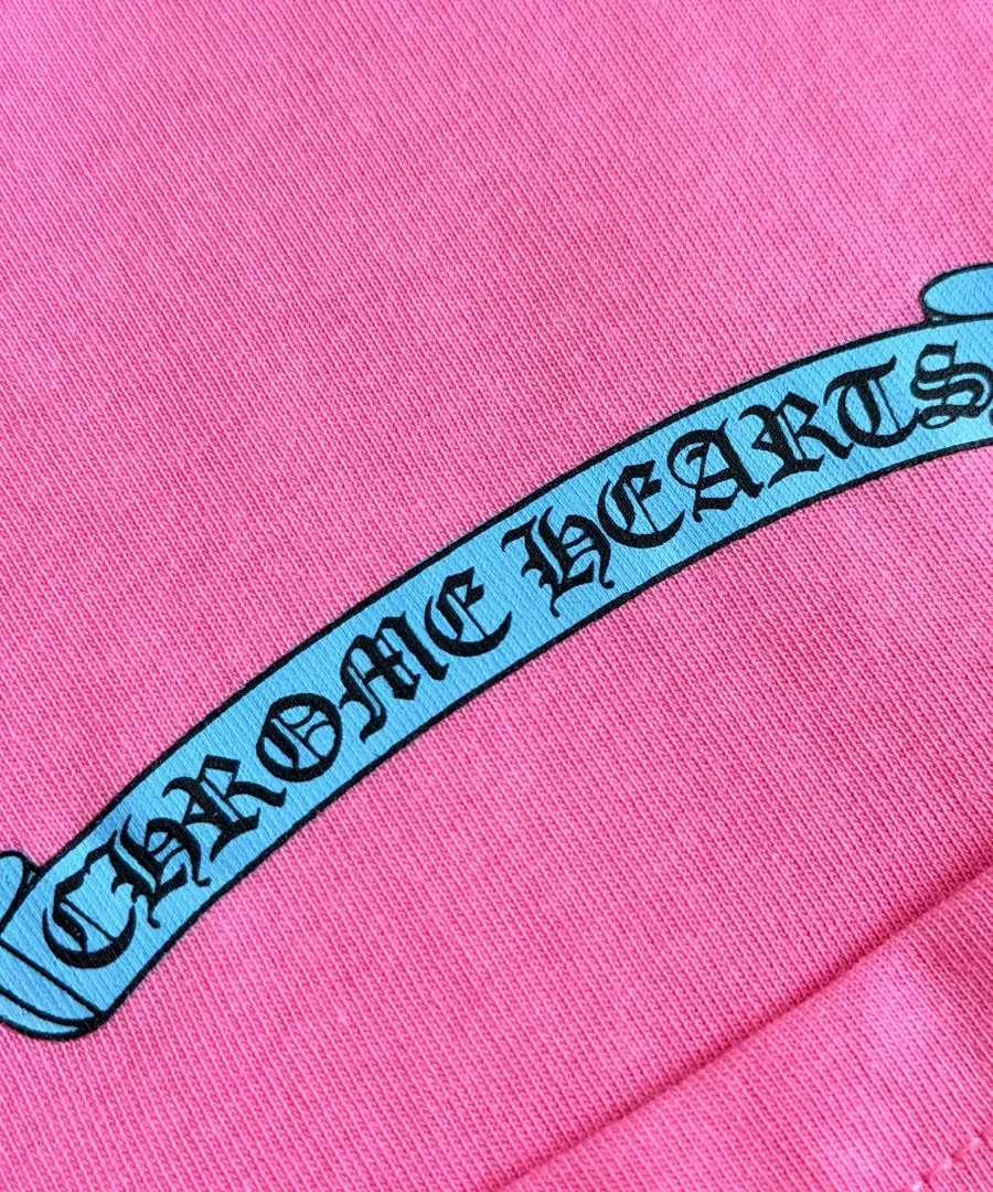 Голубой принт-логотип Chrome Hearts на спине розовой футболки