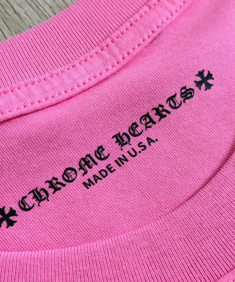 Внутренний принт с логотипом Chrome Hearts на горловине розовой футболки