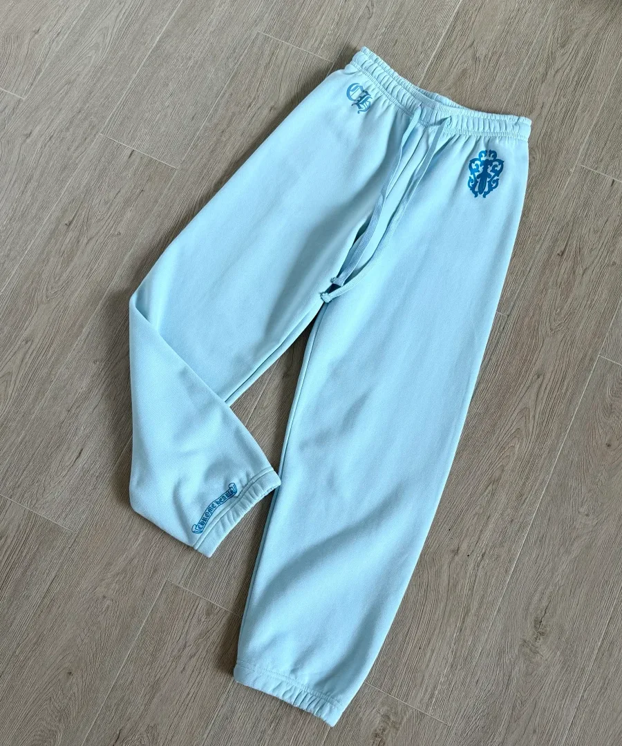 Голубые спортивные штаны Chrome Hearts Miami, вид сбоку