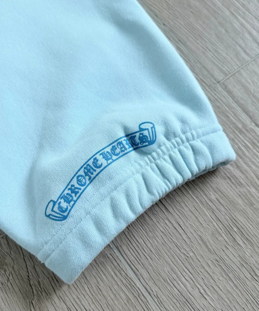 Принт Chrome Hearts на манжете голубых спортивных штанов