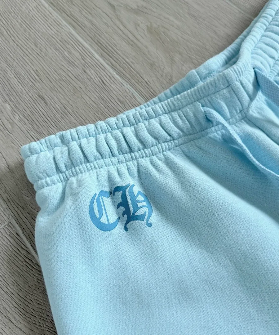Деталь пояса голубых спортивных штанов Chrome Hearts с логотипом CH