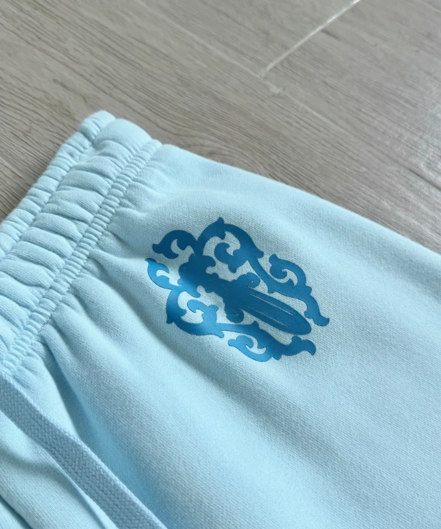 Деталь пояса голубых спортивных штанов Chrome Hearts с фирменным принтом