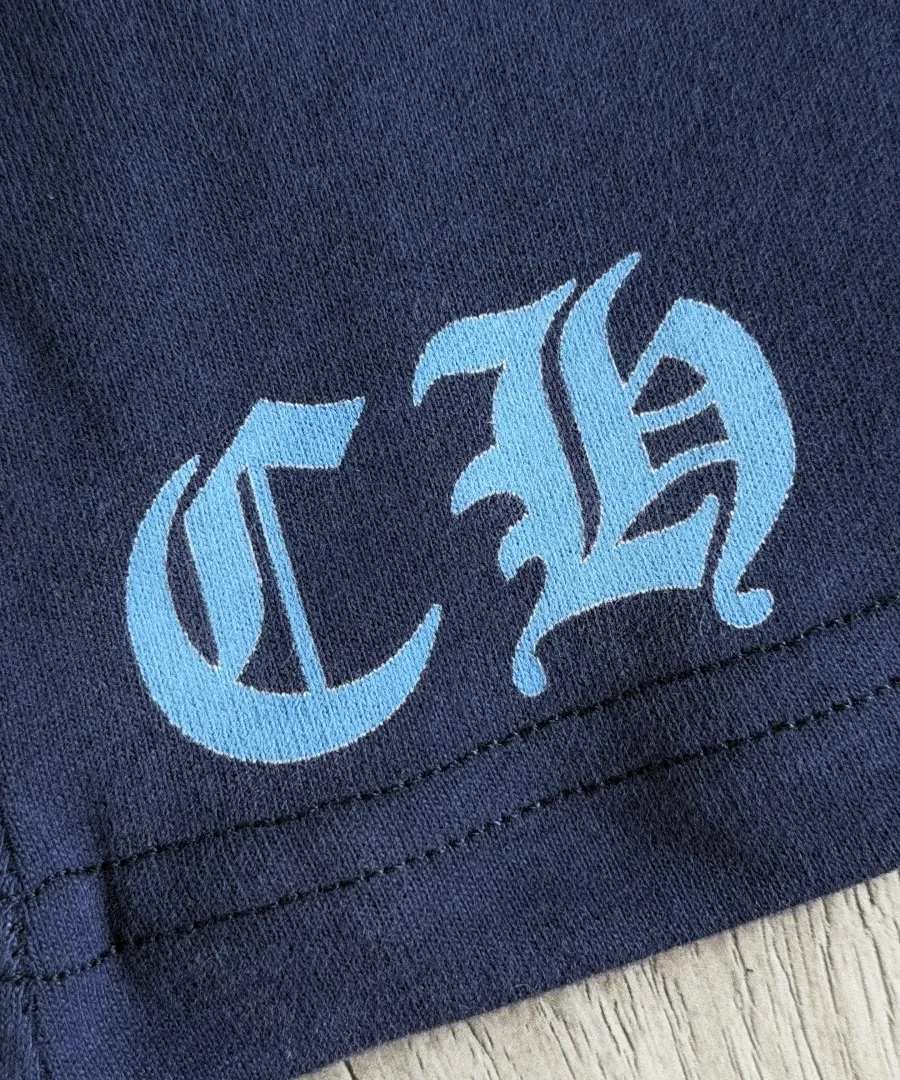 Принт с буквами CH на нижнем крае футболки Chrome Hearts