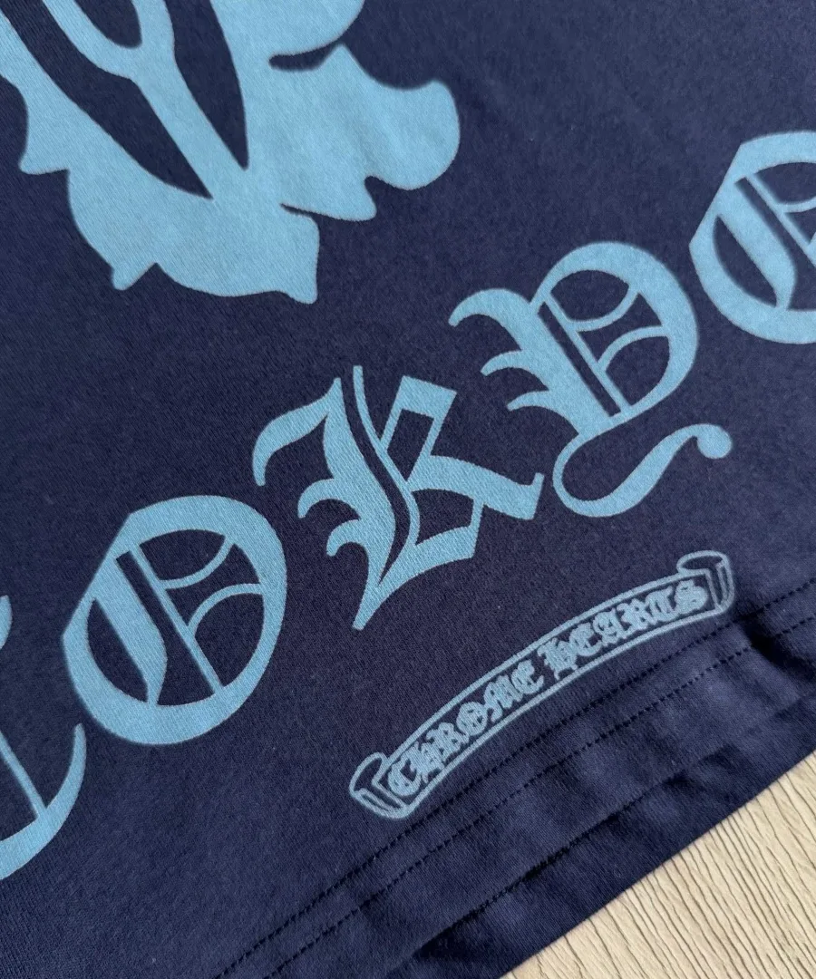 Принт TOKYO на нижнем крае футболки Chrome Hearts, вид сзади