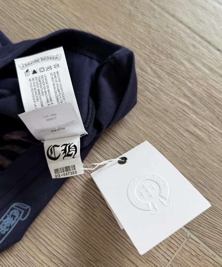 Внутренние бирки футболки Chrome Hearts с ярлыком бренда