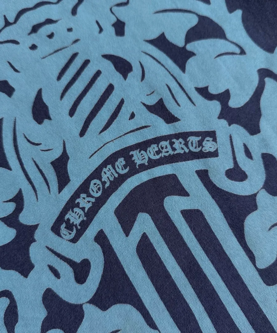 Текстура ткани и деталь принта на спине футболки Chrome Hearts