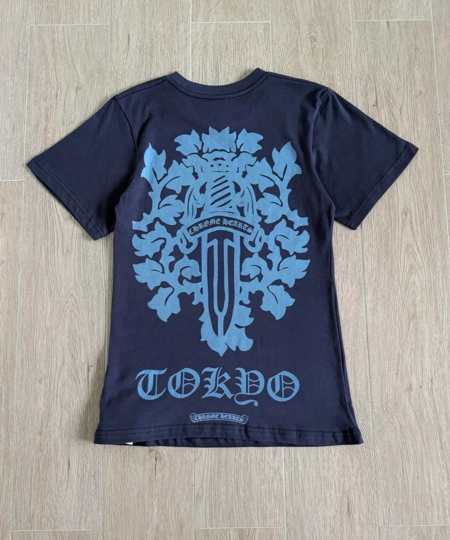 Темно-синяя футболка Chrome Hearts Dagger Tokyo, вид сзади с принтом кинжала