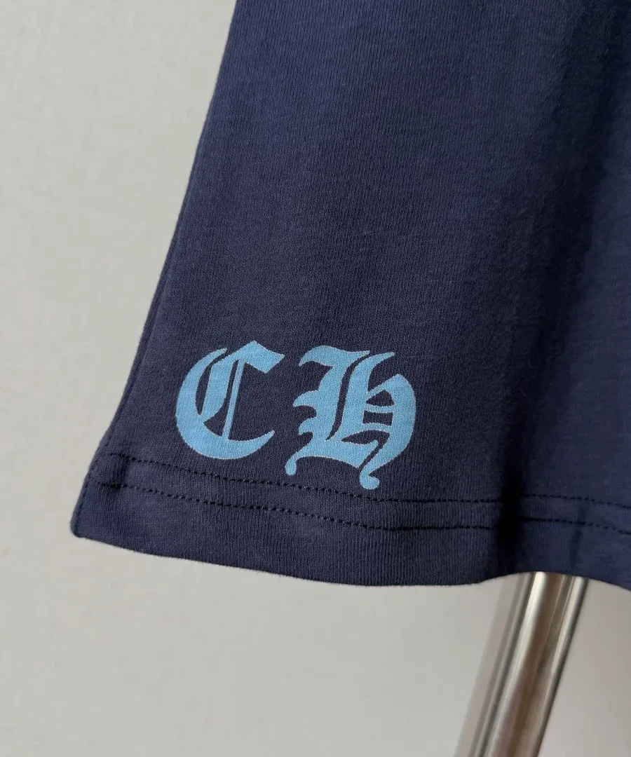 Деталь принта CH на подоле футболки Chrome Hearts