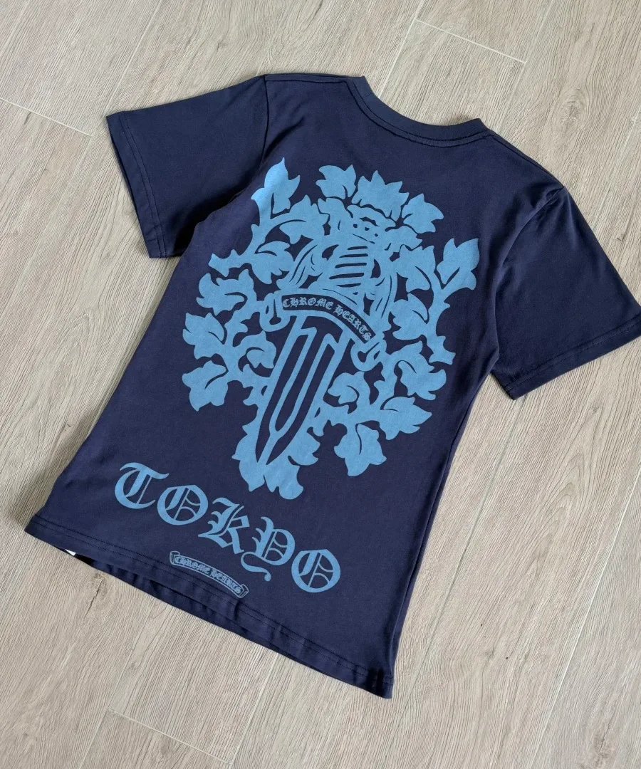 Темно-синяя футболка Chrome Hearts Dagger Tokyo под углом, вид сзади