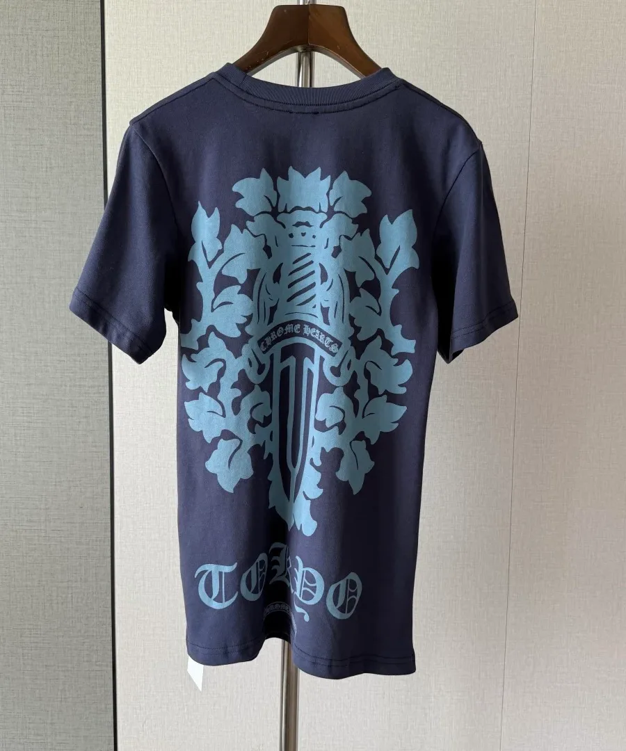 Темно-синяя футболка Chrome Hearts Dagger Tokyo на вешалке, вид сзади